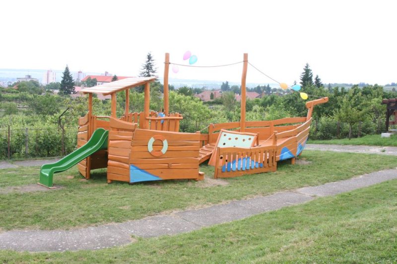 Drevená preliezačka loďka pre škôlkarov