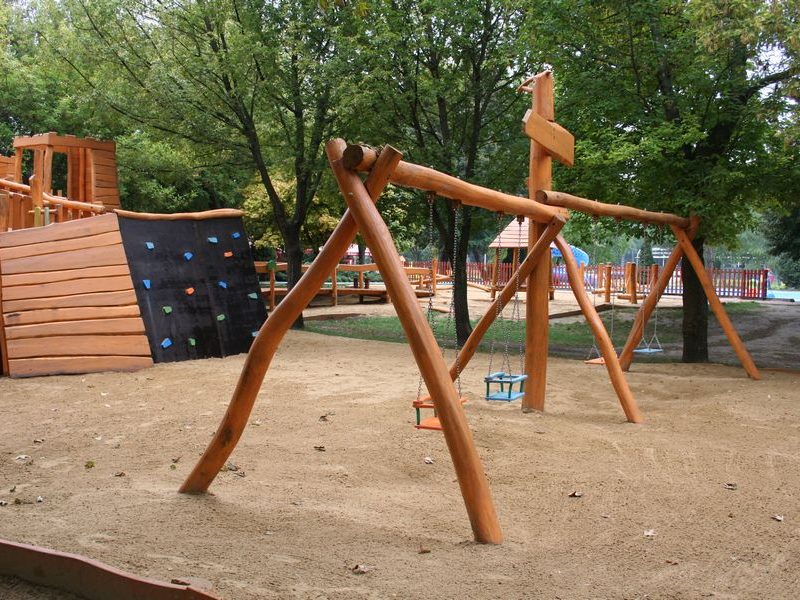 Hracie prvky na detské ihrisko - Reťazové hojdačky so stredovým stĺpom s obyčajnými a baby sedákmi z preglejky