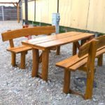 Drevený stôl s lavicami - mobiliár