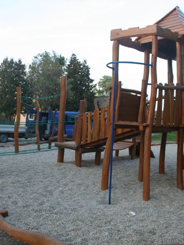 Drevená veža s tyčou na šplhanie - detské ihrisko v Bešeňove