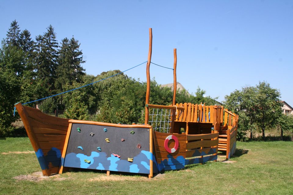 Drevená preliezačka loďka, Komoča