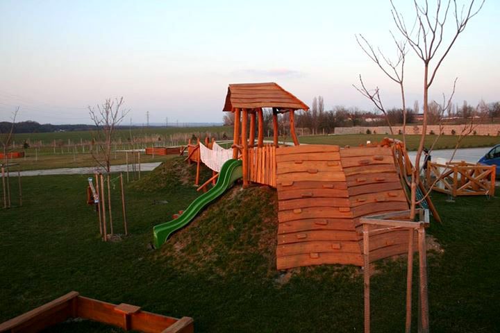 Detské ihrisko na kopcoch s lezeckými stenami a lanovým mostom