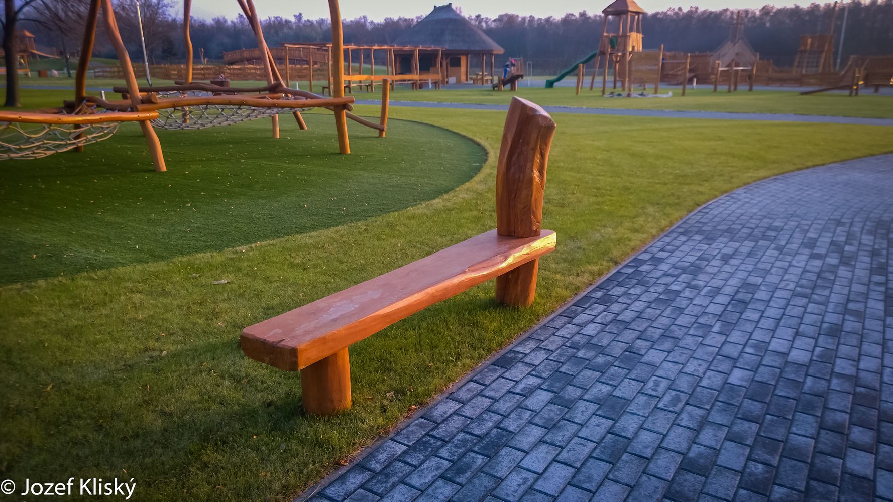 Drevená lavička - mobiliár