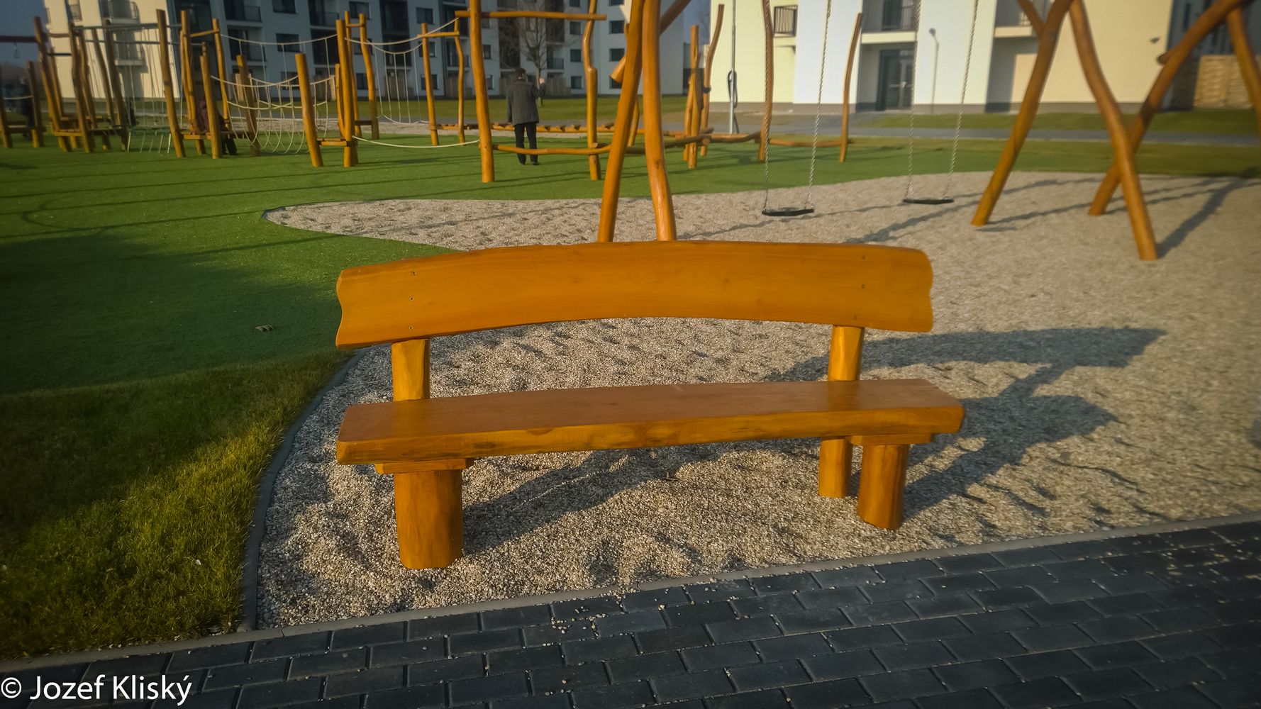 Drevená lavička s opierkou - mobiliár