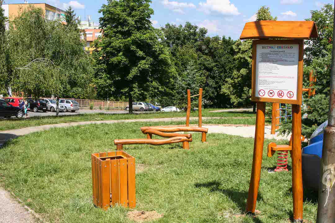 Informačná tabuľa a smetiak, Nitra