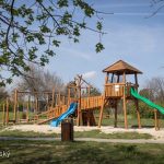 Drevené detské ihrisko v parku - Dve veže