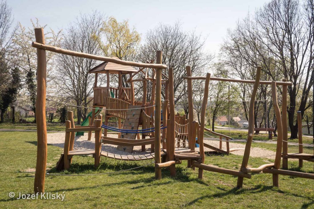 Drevené detské ihrisko v parku - Dve veže