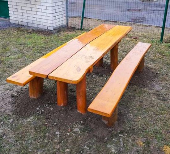 Stôl s lavičkami